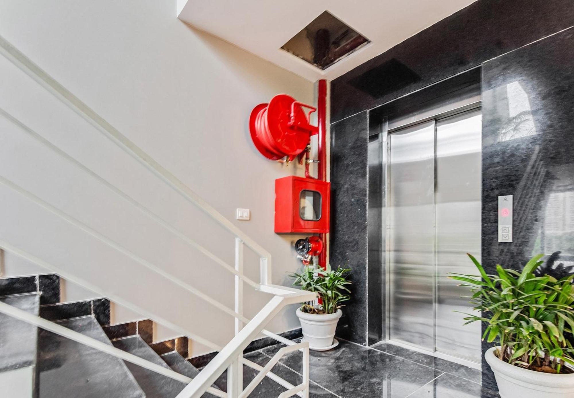 Townhouse Sector 49 Near Logix City Centre Noida Bagian luar foto