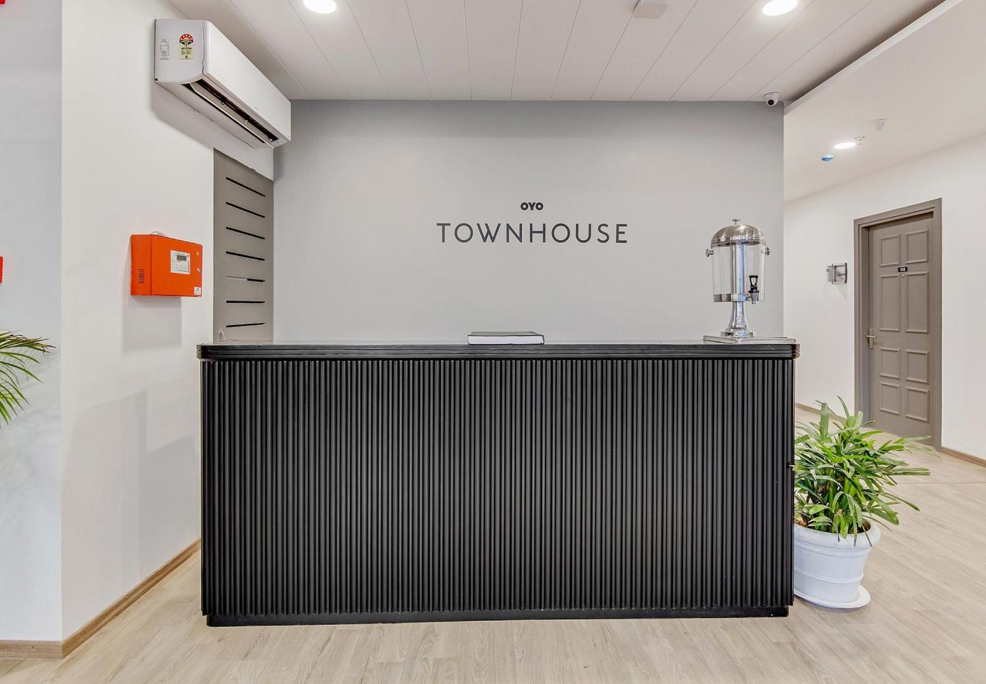 Townhouse Sector 49 Near Logix City Centre Noida Bagian luar foto
