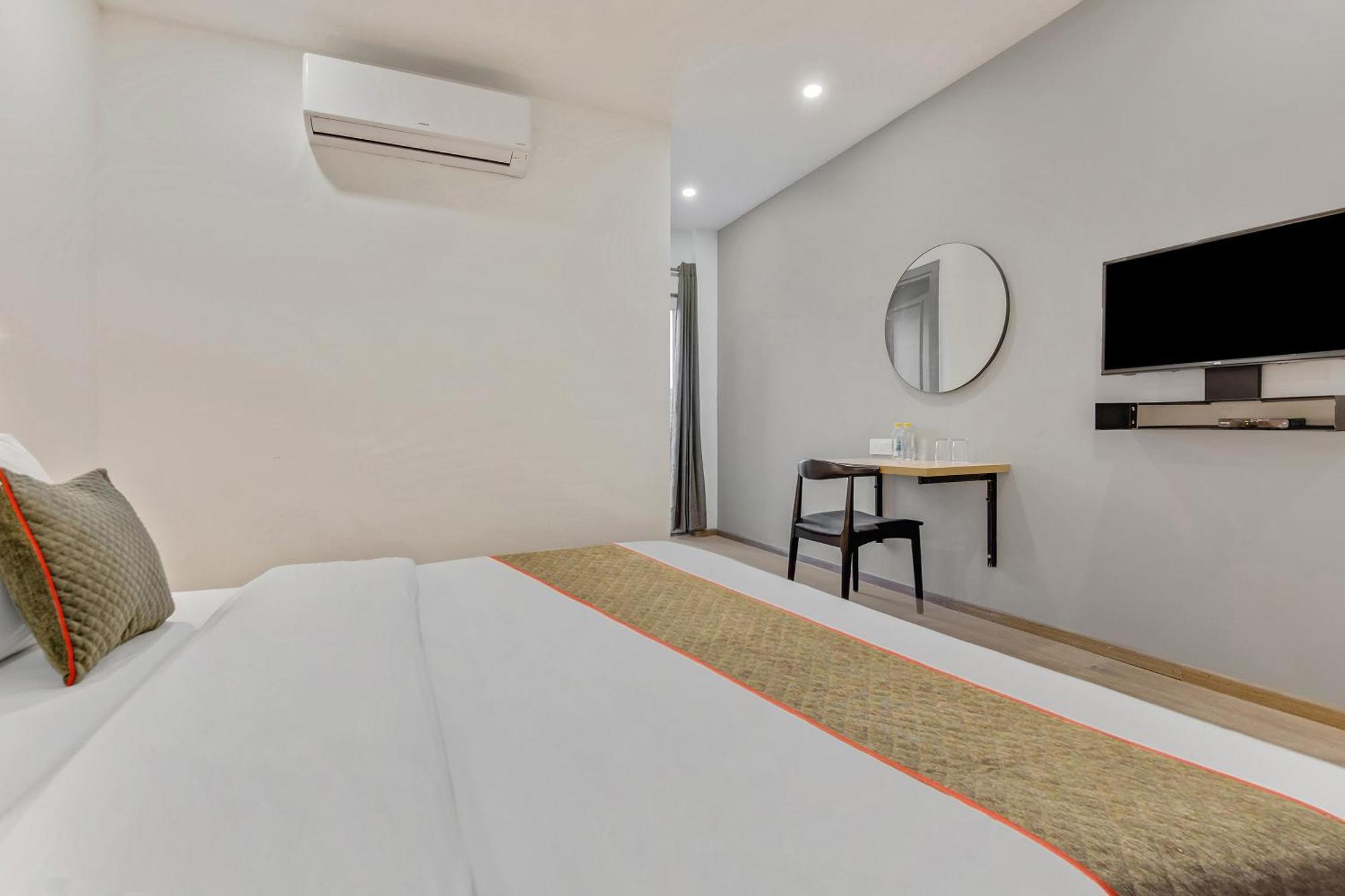 Townhouse Sector 49 Near Logix City Centre Noida Bagian luar foto