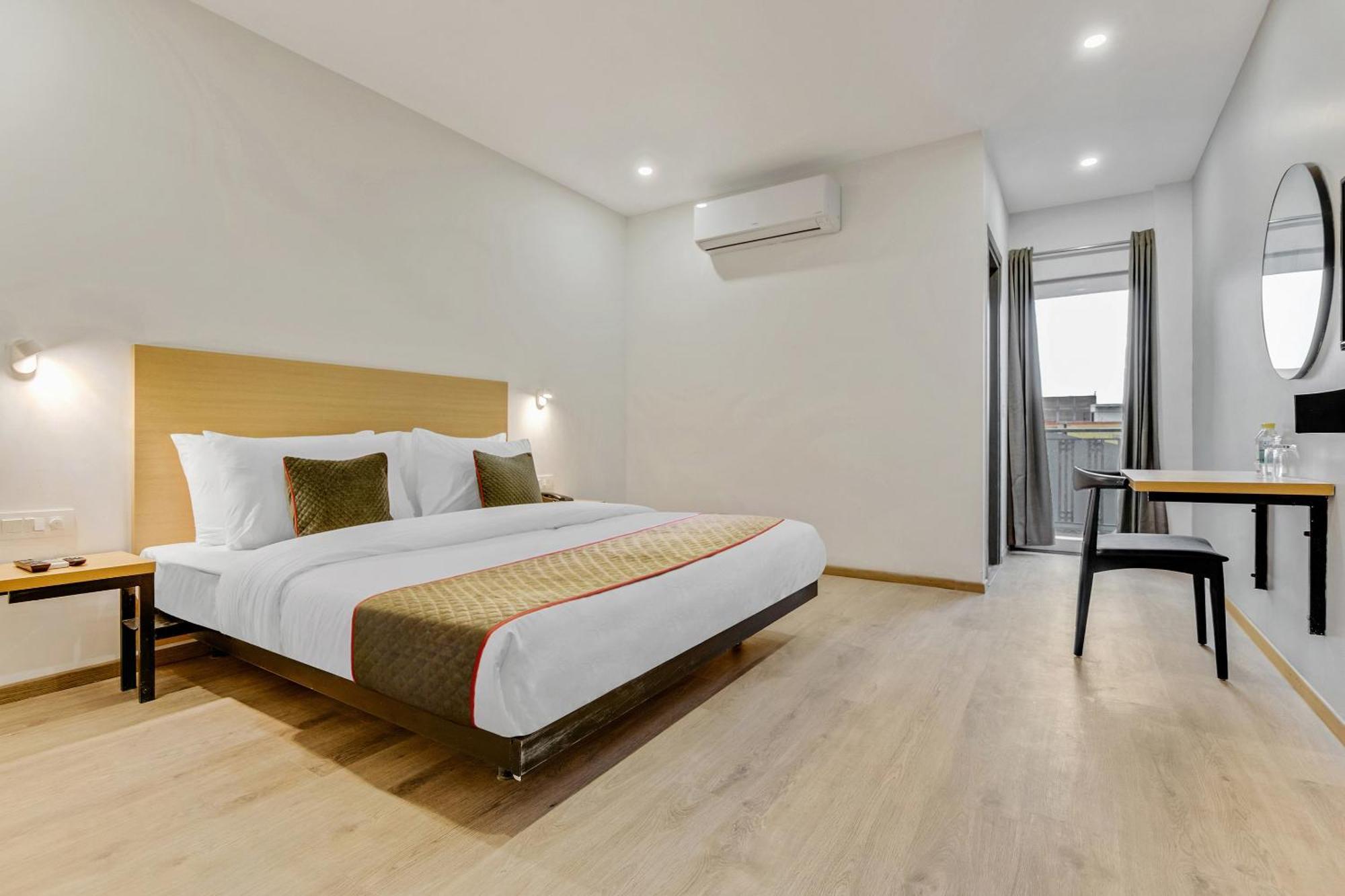 Townhouse Sector 49 Near Logix City Centre Noida Bagian luar foto