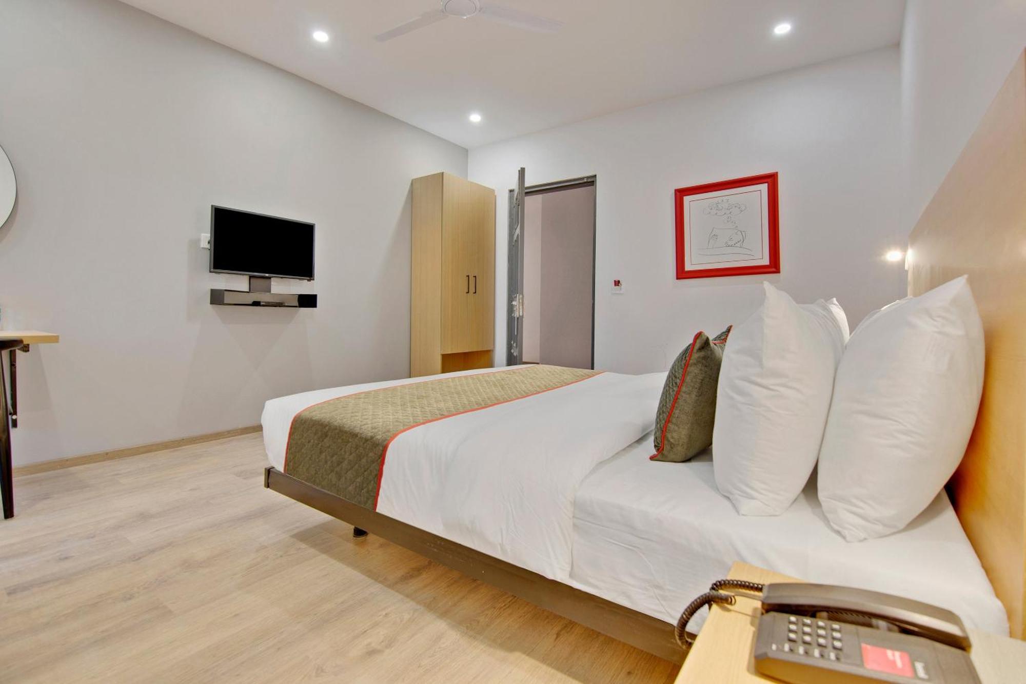 Townhouse Sector 49 Near Logix City Centre Noida Bagian luar foto
