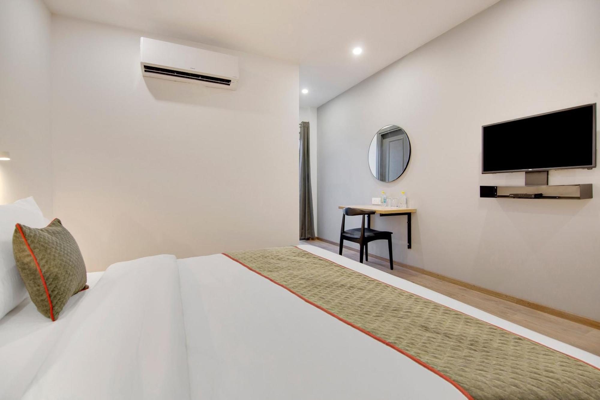 Townhouse Sector 49 Near Logix City Centre Noida Bagian luar foto