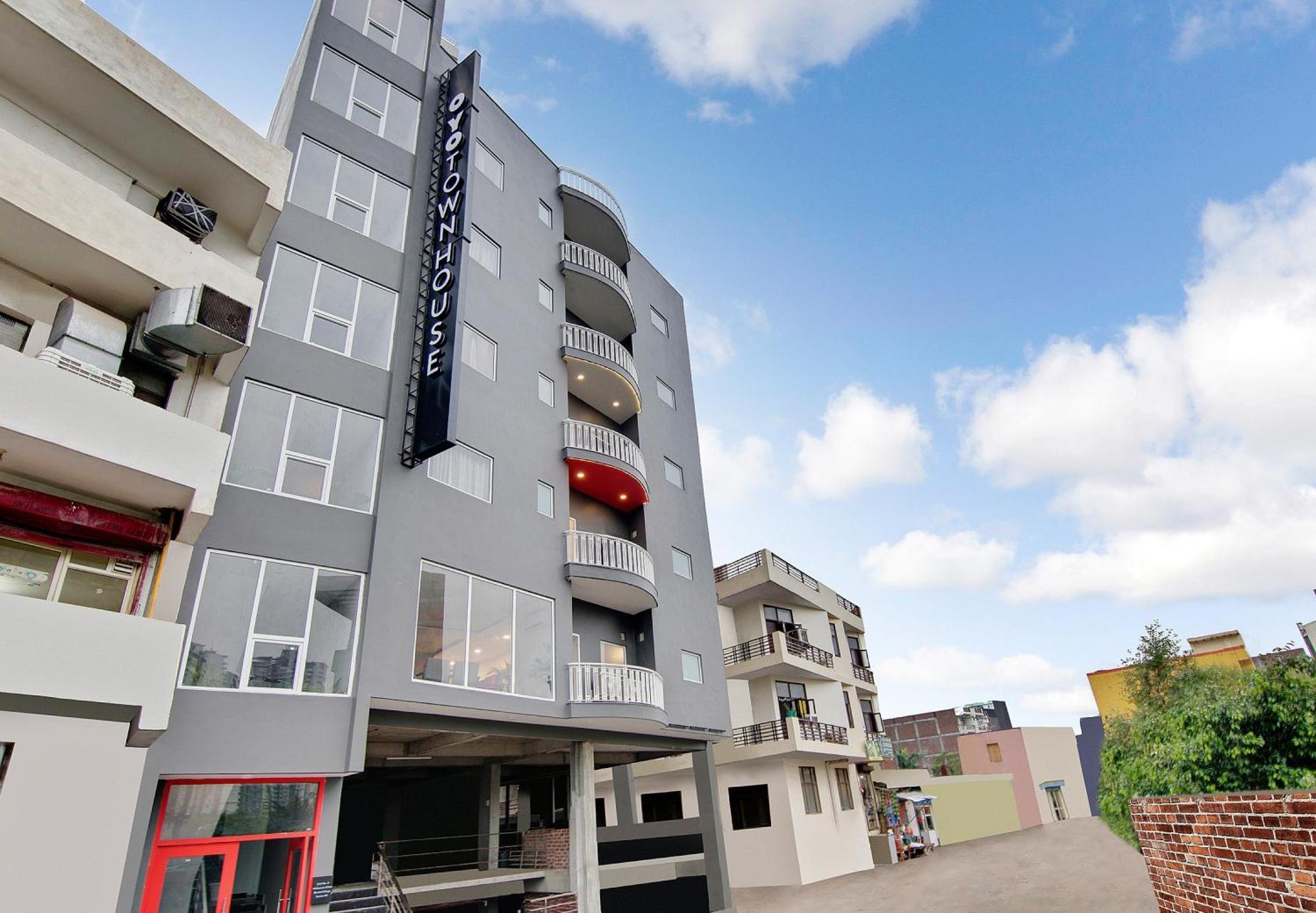 Townhouse Sector 49 Near Logix City Centre Noida Bagian luar foto