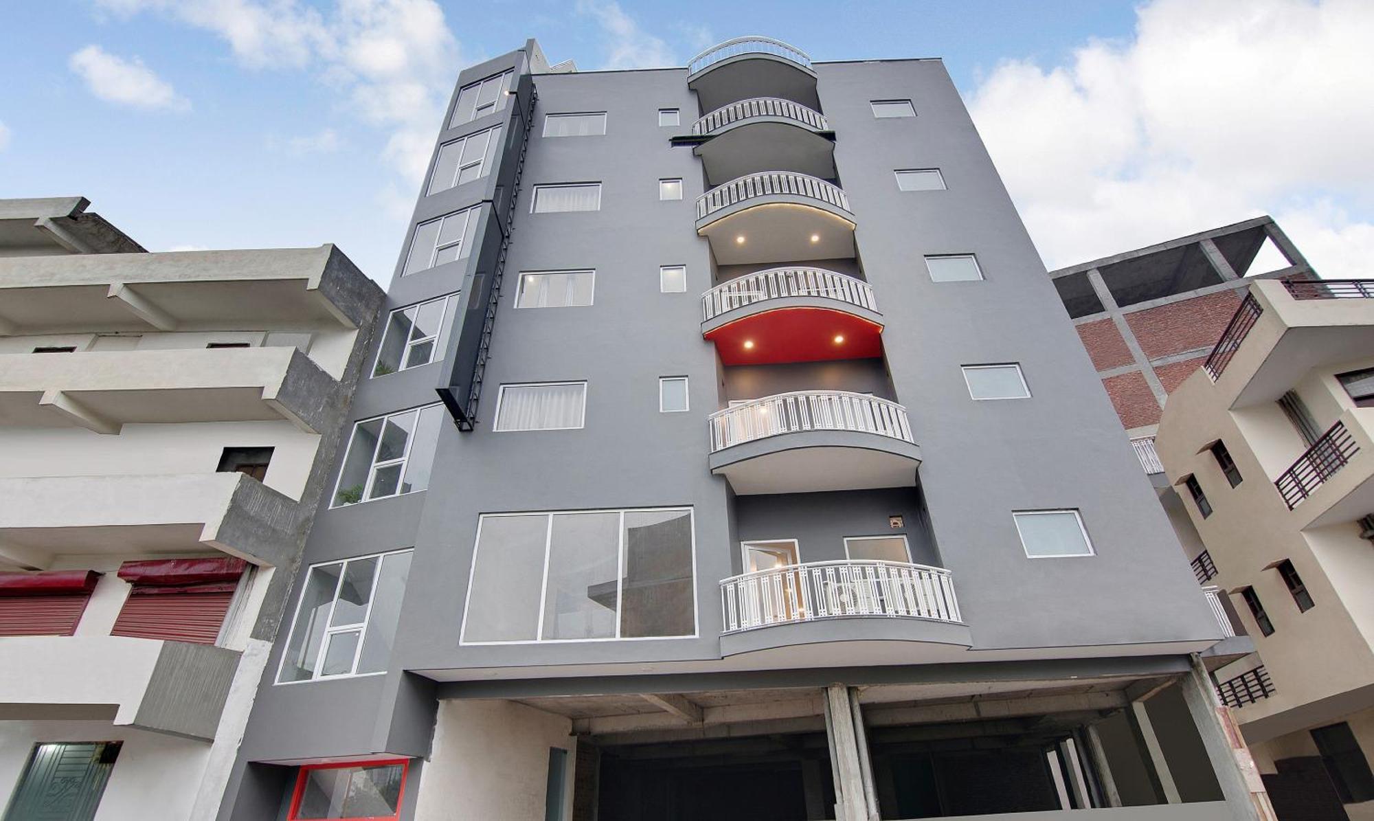 Townhouse Sector 49 Near Logix City Centre Noida Bagian luar foto
