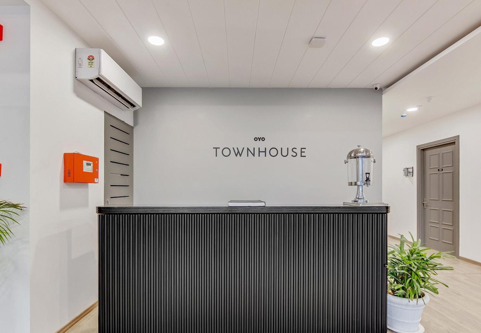 Townhouse Sector 49 Near Logix City Centre Noida Bagian luar foto
