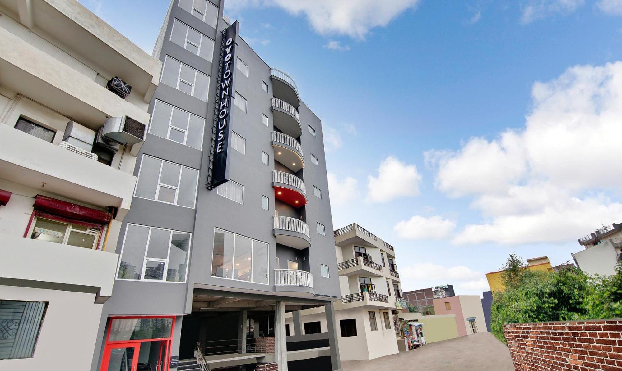 Townhouse Sector 49 Near Logix City Centre Noida Bagian luar foto
